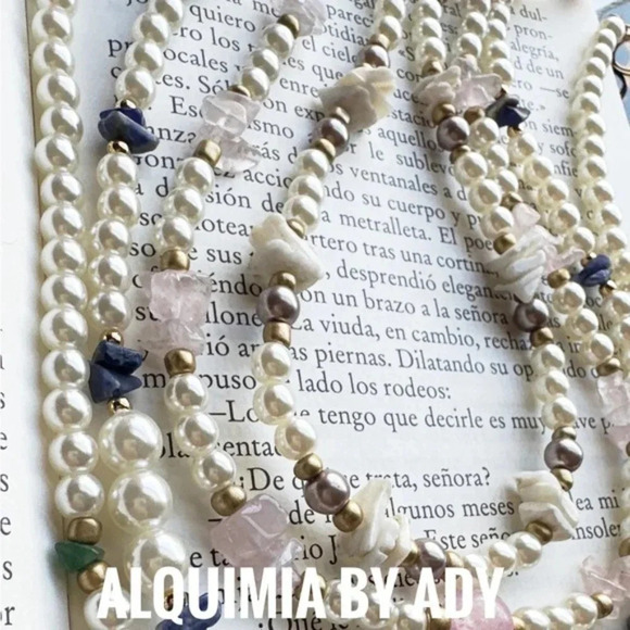 Alquimia Pearl and Gold Necklace - Picture 7 of 8